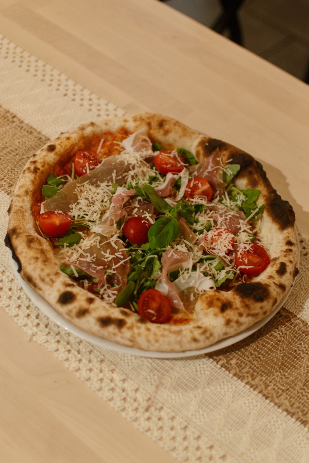Pizza Parma z pomidorkami koktajlowymi