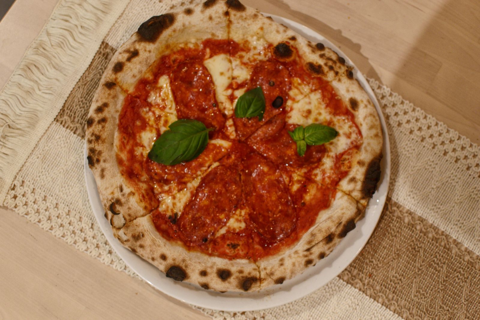 Pizza salame piccante z bazylią
